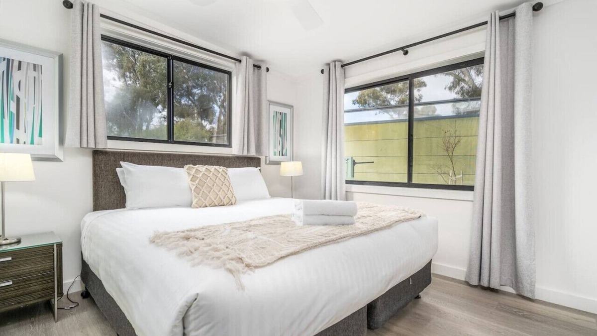 Crestwood Apartment | New to VRBO: Renovated Townhouse Close to the CBD and Schools