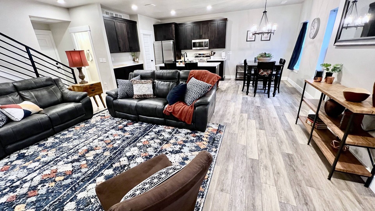 Ammon House | New Towhhome in heart of Idaho Falls walk to WalMart. 4 Bedroom sleeps 8