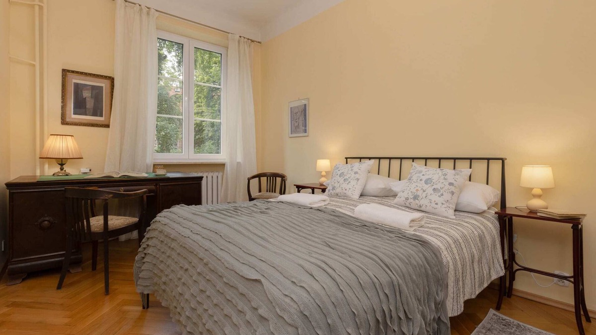 Nowe Miasto Apartment | New Town Square 17 | Trendy Apartment | Desk