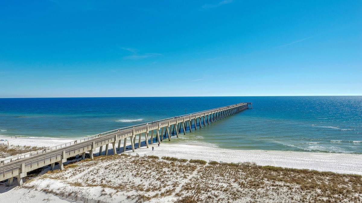 South Pensacola House | New townhome with great location, shared pool, WiFi, W/D, patio & grill
