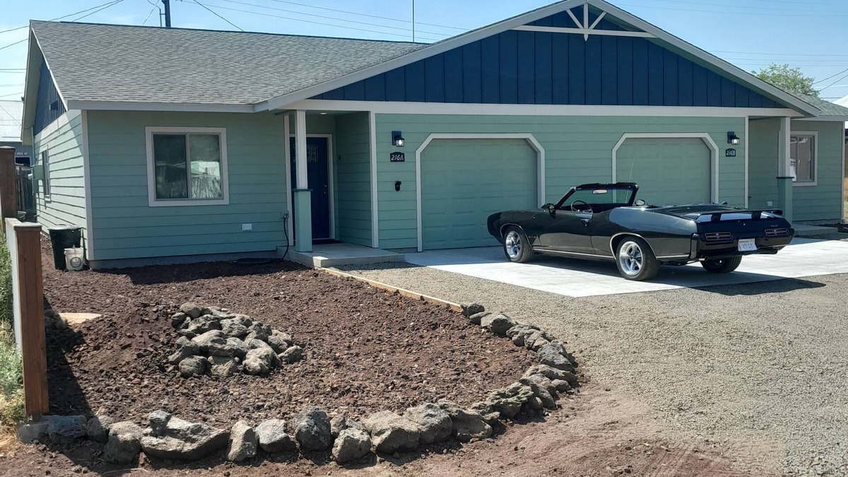 Goldendale House | New townhouse, Class 2 EV charger, private back patio, muscle car garage