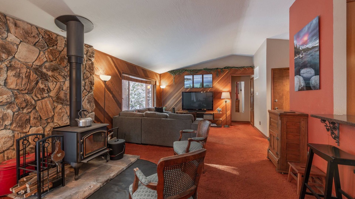 Ponderosa Palisades House | NEW - Truckee Cabin - Centrally Located