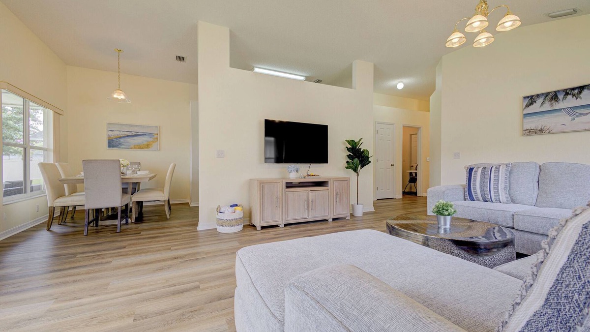 West Melbourne House | NEW! Upscale Lakeview 3-bedroom home, Pool, FastWiFi, Washer & Dryer, near Beach