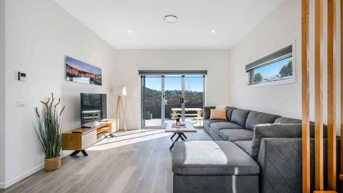Warrane House | NEW Villa 9-10 Mins to CBD/Airpor-2 Bath -Sleeps 6.