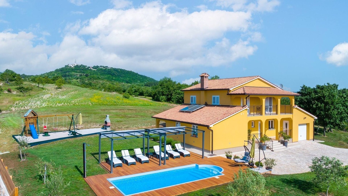 Pican Villa | New Villa for 8 people with spectacular view