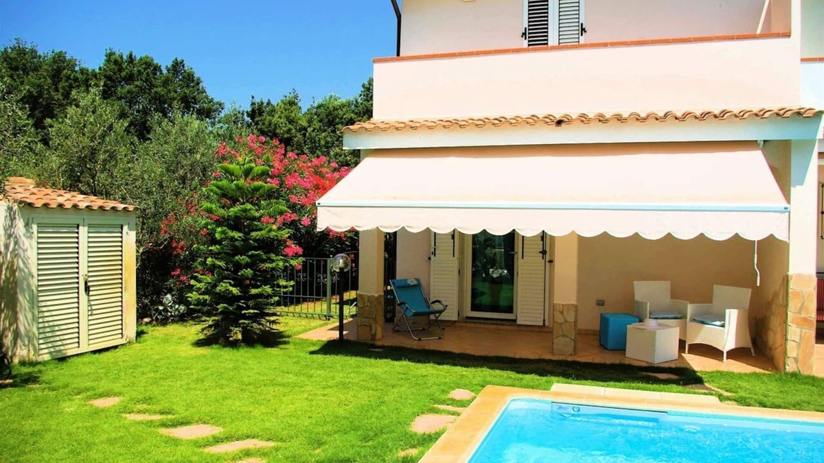 Is Solinas House | NEW! Villa 'Turchese' with private Garden and shared Pool.