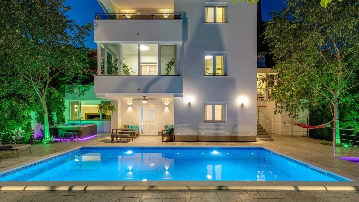 Kucice Villa | New! Villa Zara with 34 sqm heated Pool, Jacuzzi, Billiard, Table tennis, 8pax