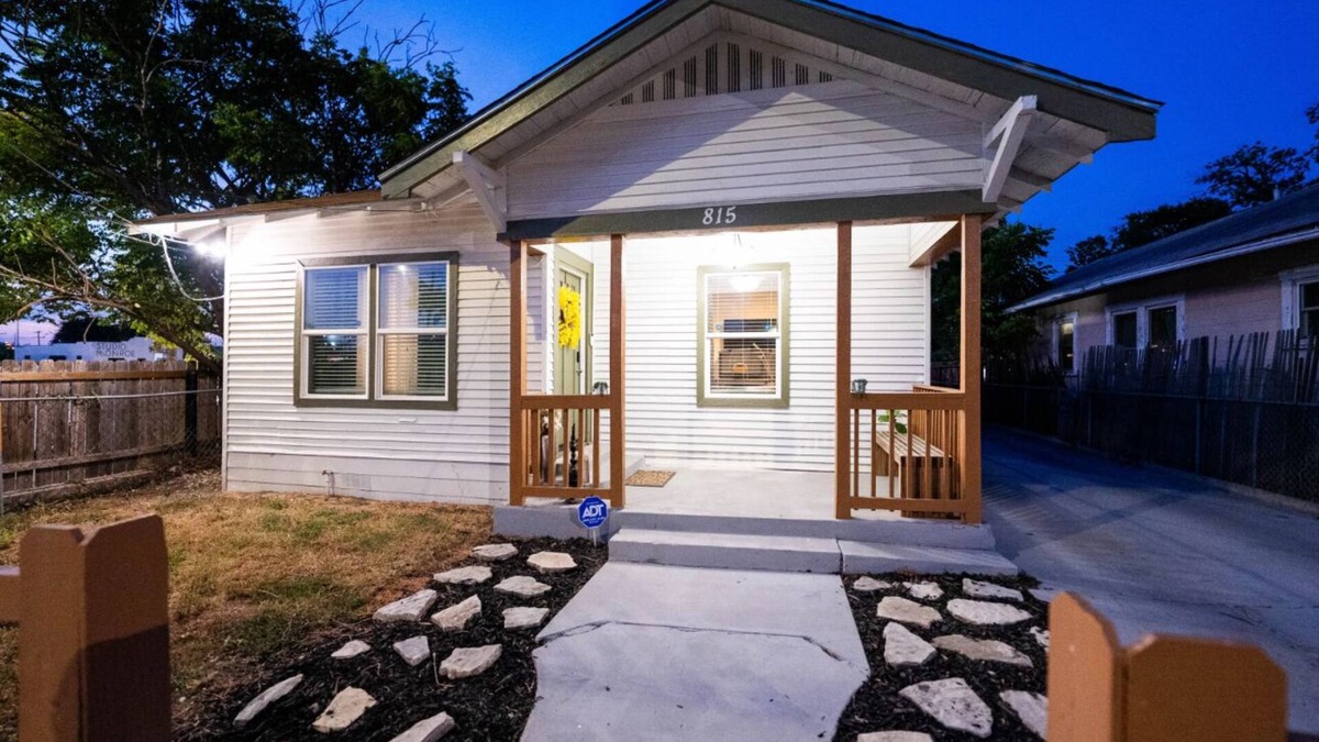 Southside House | NEW w/b-ball court! Casa De Steves