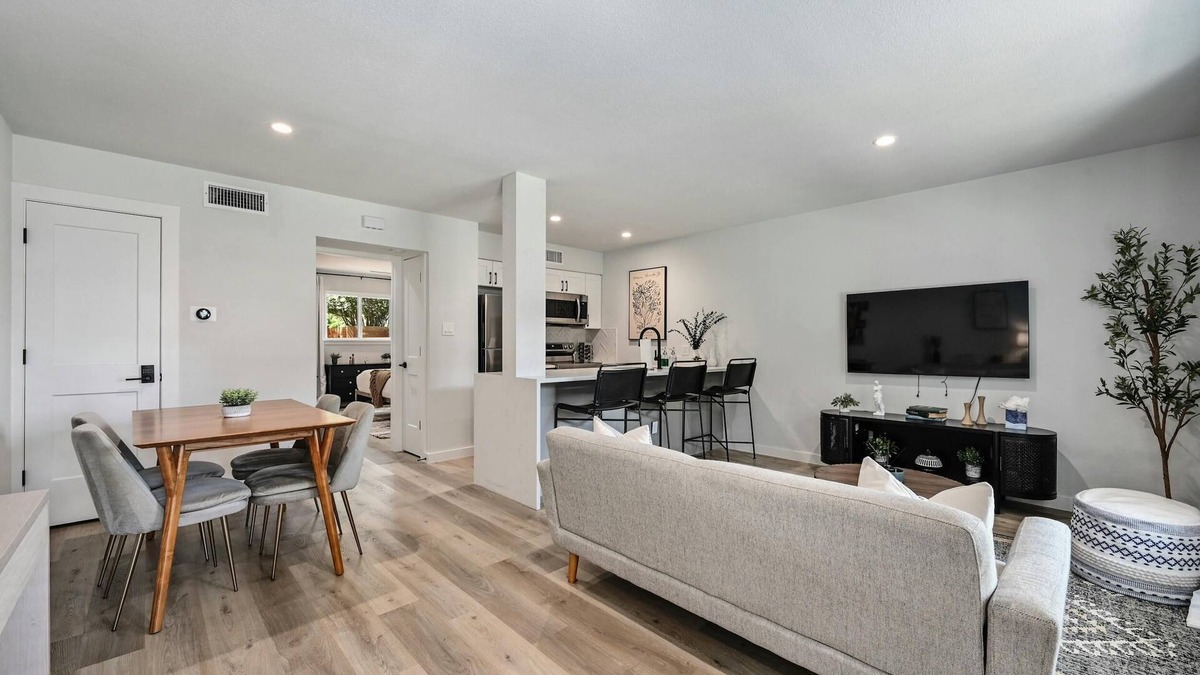 Barton Hills House | NEW! Walk to Zilker & Barton Springs! King Bed!
