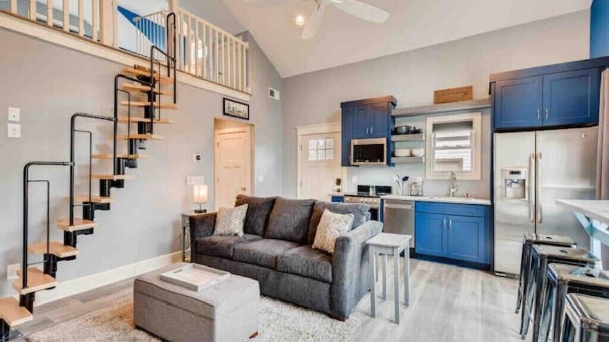 Eastwood House | New walkable home with FREE off-street parking and 2 king beds