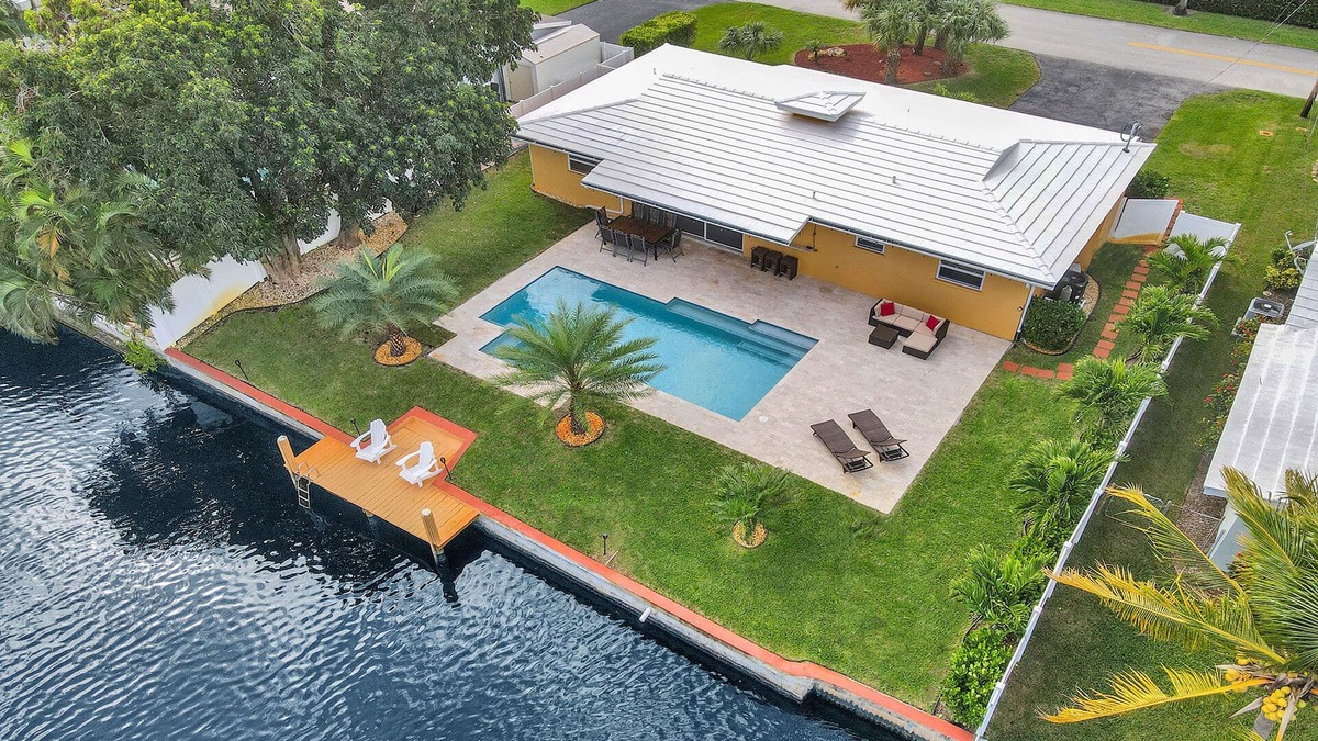 North Corals House | NEW Waterfront Heated Pool/Jacuzzi 2mi to Beach-Fishing Pier, Kayaks, EVCharger