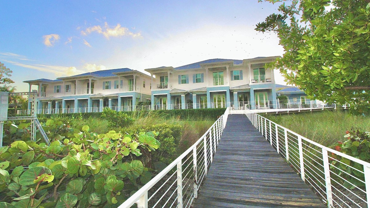 Stuart House | New - Waterfront Home in Port Salerno - Stuart - Private Boat Dock & Boat Lift - Community Pool.