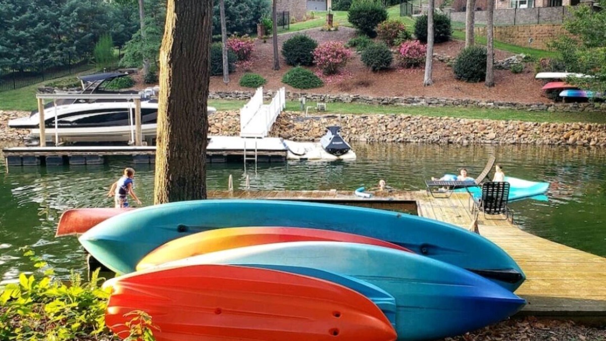 Barium Springs House | NEW! Waterfront Lake Norman -Hot tub, dock, kayaks, paddleboards
