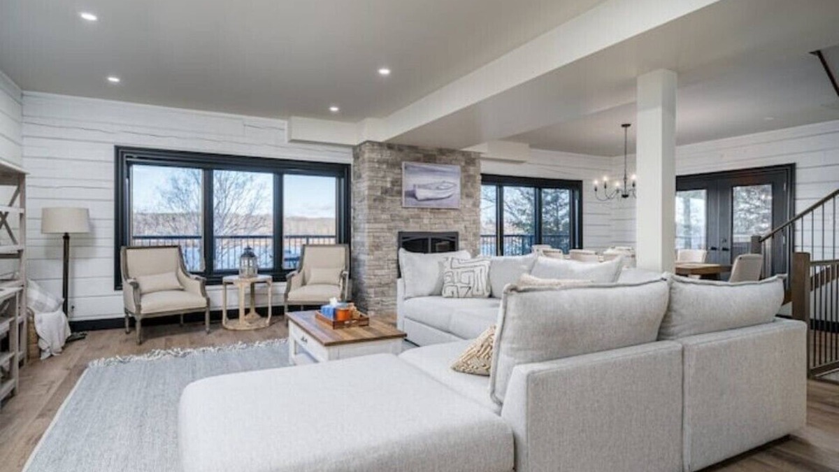 Hastings House | New Waterfront Log Home on the Trentnn