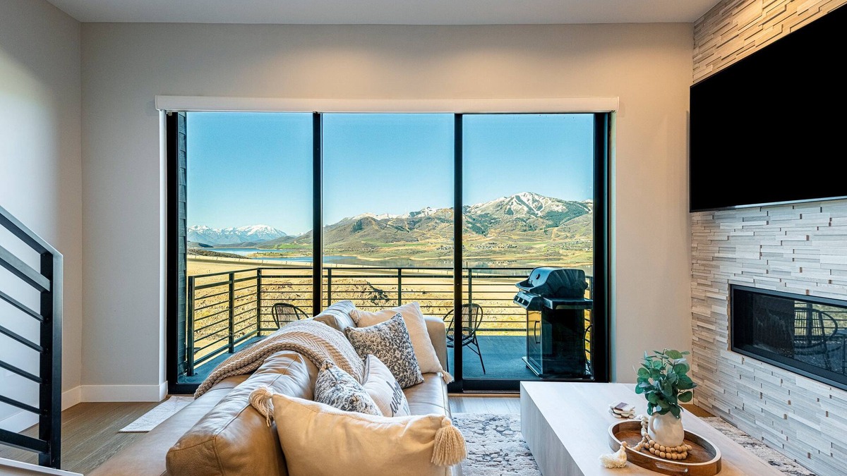Hideout House | New with Gorgeous Views, Wi-fi & Private Hot Tub + Pet-friendly!