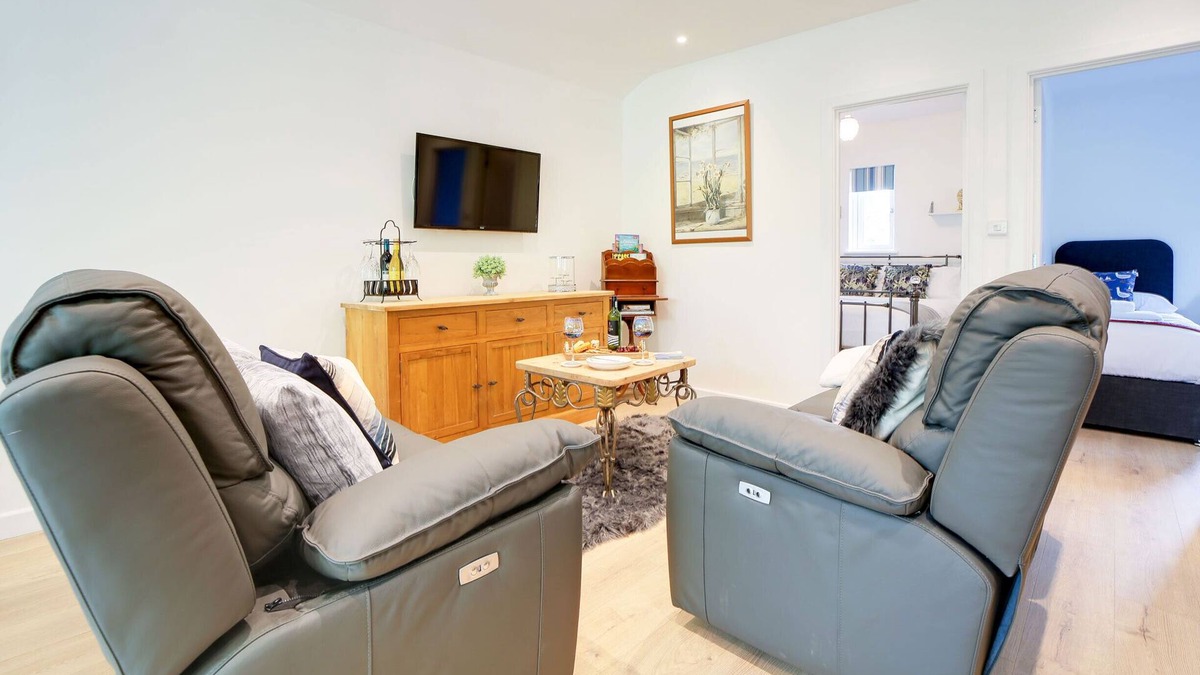Bugle House | New with special offers - Purrfect Retreat sleeps 4+dogs