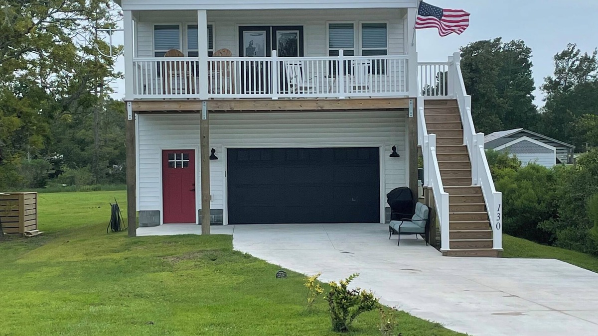 Morehead City House | New with Water Views, Pet Friendly, 5 minutes from Historic Beaufort Waterfront.