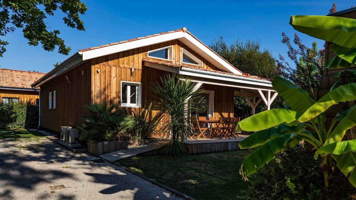 Hourtin House | NEW WOOD HOUSE FOR 8/10 PERSONS WITH COMMUNAL POOL