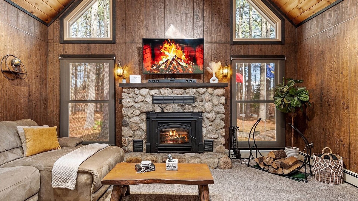 Tamworth House | NEW! Woodland Retreat - Hot tub/Game Room/Firepit