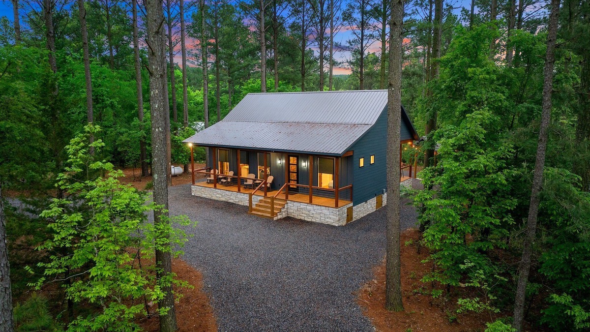 Broken Bow Cabin | New*Yippee-Ki-Yay*Heart of Hochatown*Walk to Mt Fork Brewery*Firewood Provided
