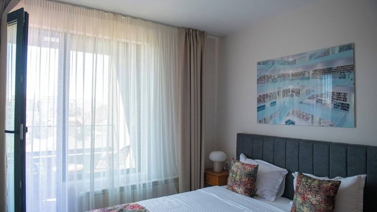 Sofia Apartment | New York: A spacious modern apartment with parking