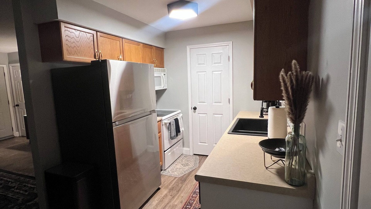 Evansville House | New York at Night: 3-bedroom house & 2 car garage