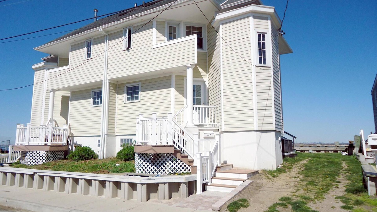 Broad Channel House | New York City Vacation home Waterfront with Sunsets over Manhatan