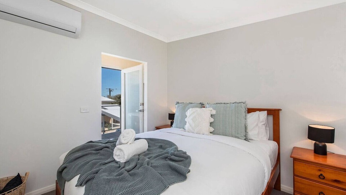 Mandurah Apartment | New York Loft 1-BR Apt | Free A/C & WiFi