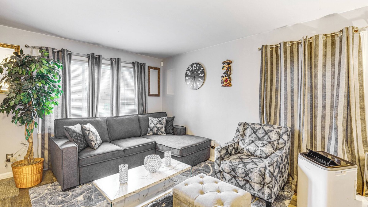 Vauxhall House | Newark Home w/Deck & Fire Pit, 16 Mi to NYC!