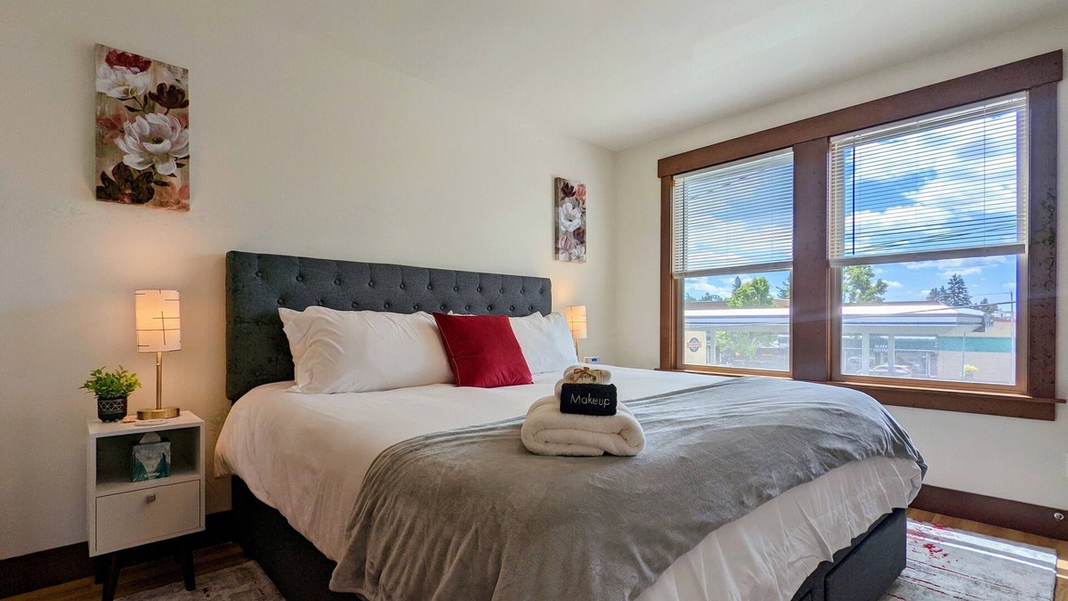 Newberg Apartment | Newberg Wine Country Suites: Noir Room