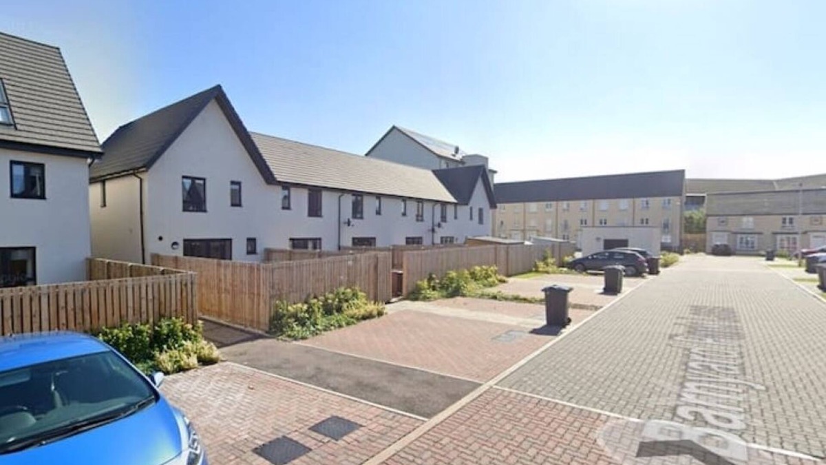Longcroft House | Newbuild - 3 bedrooms, 2 baths,5 mins from airportnn