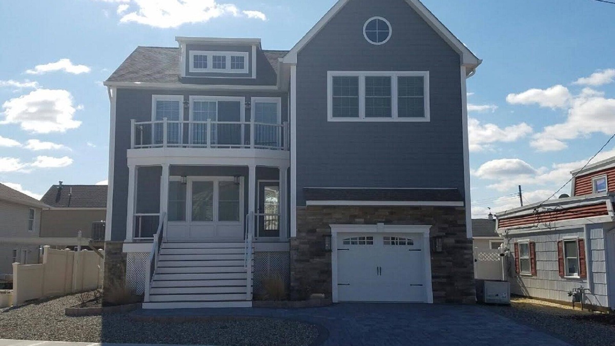 Normandy Beach House | Newer Construction-Bring your whole family and relax!