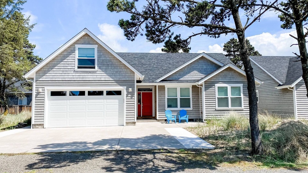 Kiwanda Shores House | Newer construction open floor plan two blocks from the beach in Kiwanda Shores!