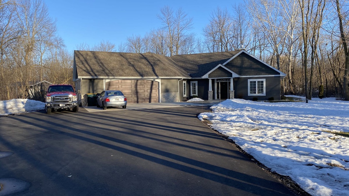 Fond du Lac House | Newer house on wooded lot