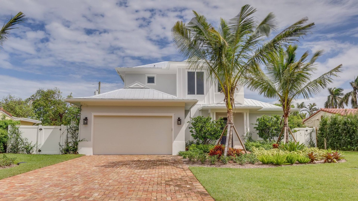 Totterdale House | Newer Island Style Home with Salt Water Pool