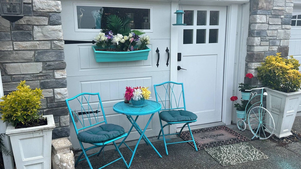Delta House | Newer Nifty Fifties large 2 bedroom with hot tub and putting green!