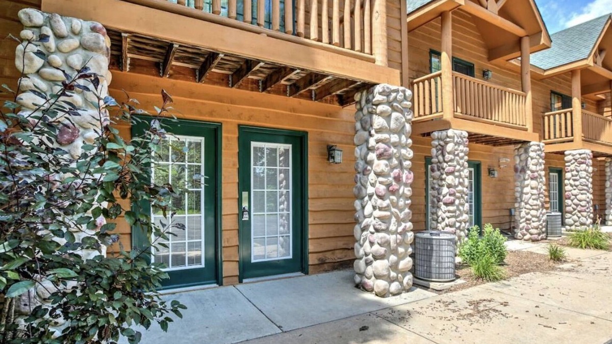 Oglesby Villa | Newer Rustic WiFi Villa by Starved Rock sleeps 8 A guest 5 star favorite