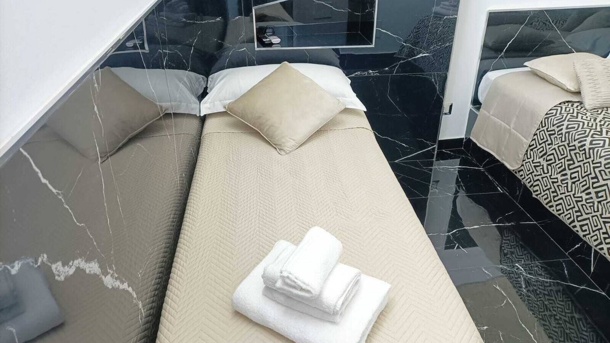 Modugno House | Newhouse rooms black & white