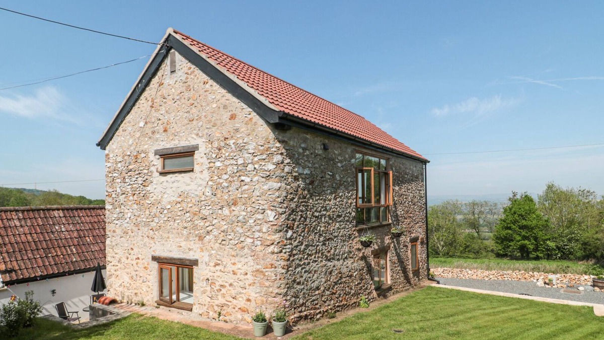 West Buckland Cottage | NEWLANDS BARN, family friendly, with a garden in Wellington