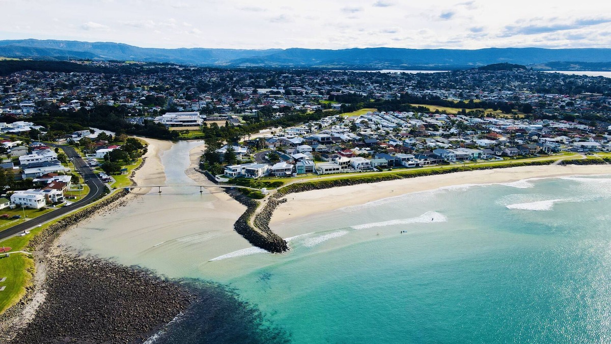 Warilla House | Newly added Coastal charm 80m walk to pristine warilla beach .