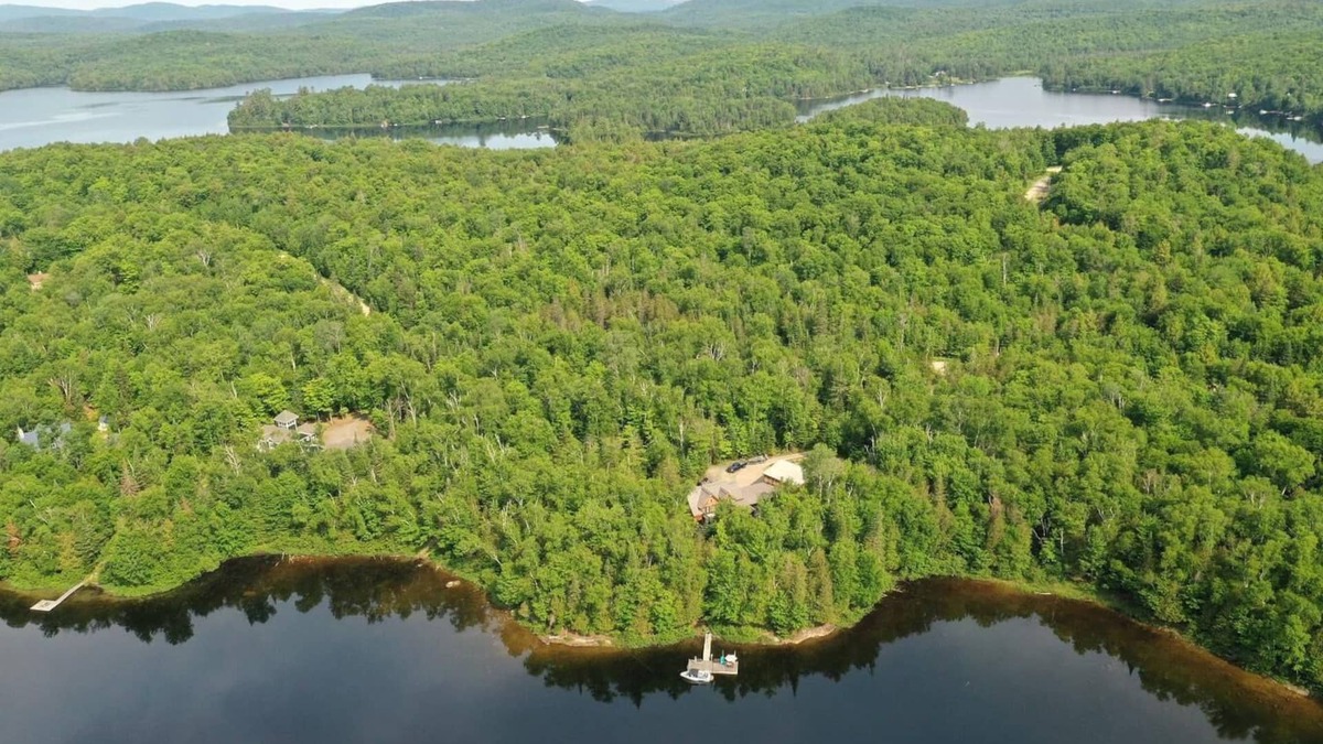 Nominingue Ski Chalet | Newly available - Luxury Entire Chalet - Sleeps 14 Sun-soaked Dock