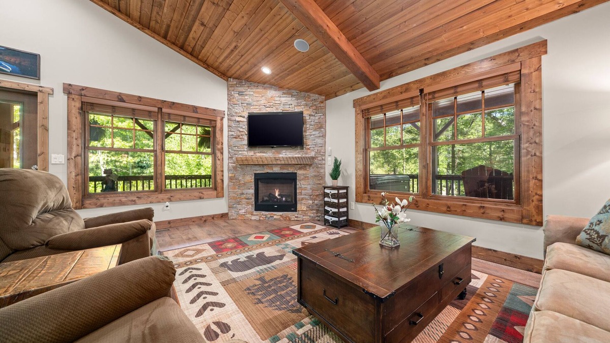Skyland Cabin | Newly Built 2019 ~ LUXURY cabin ~ 23 Acre Estate ~ Hot Tub ~ 8 miles to Downtown