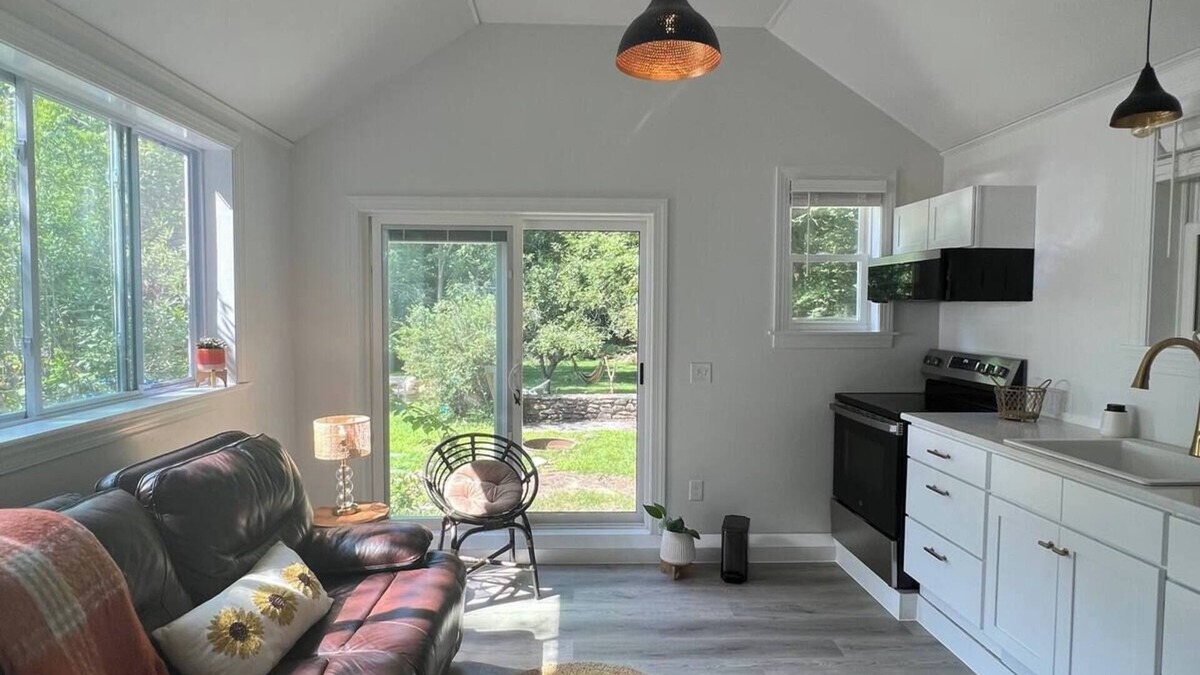 Belchertown Apartment | Newly Built Barn Loft in Pioneer Valley