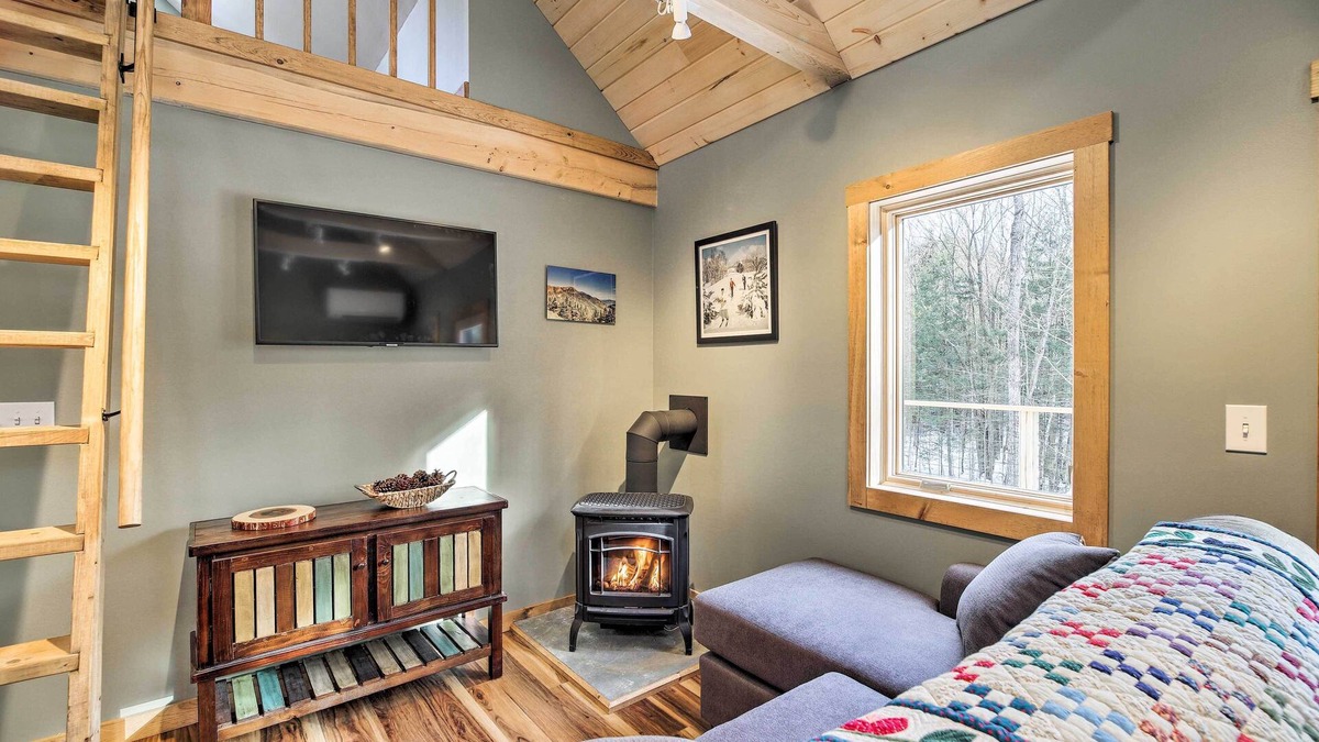 Morrisville Cabin | Newly Built Cabin w/Hot Tub - 16 Mi to Stowe Mtn!