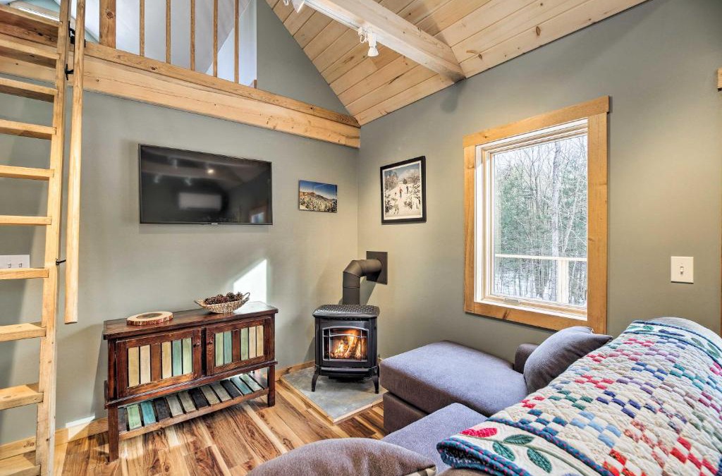 Morrisville House | Newly Built Cabin with Hot Tub - 16 Mi to Stowe Mtn!