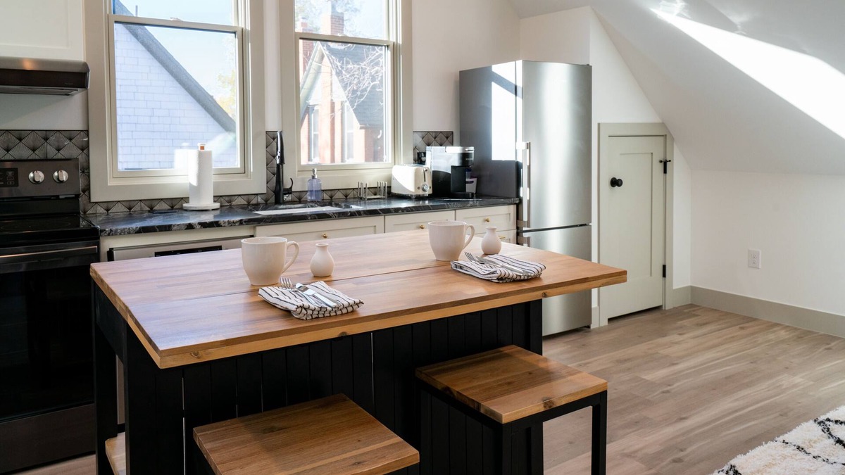 Baker House | Newly Built Guest House - Baker Neighborhood