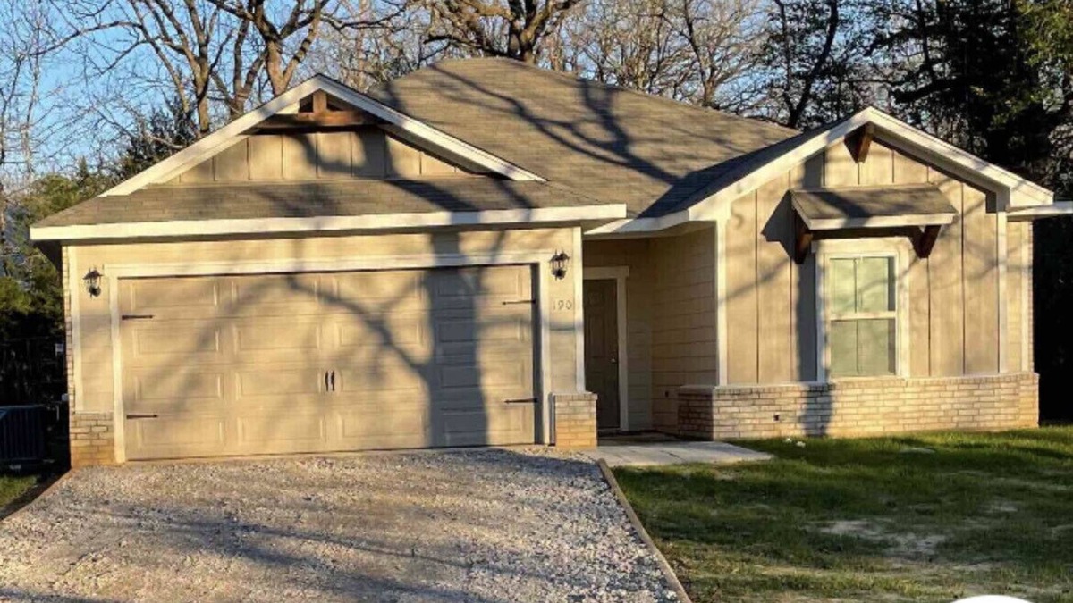 Murchison House | Newly built home . Minutes from Canton !