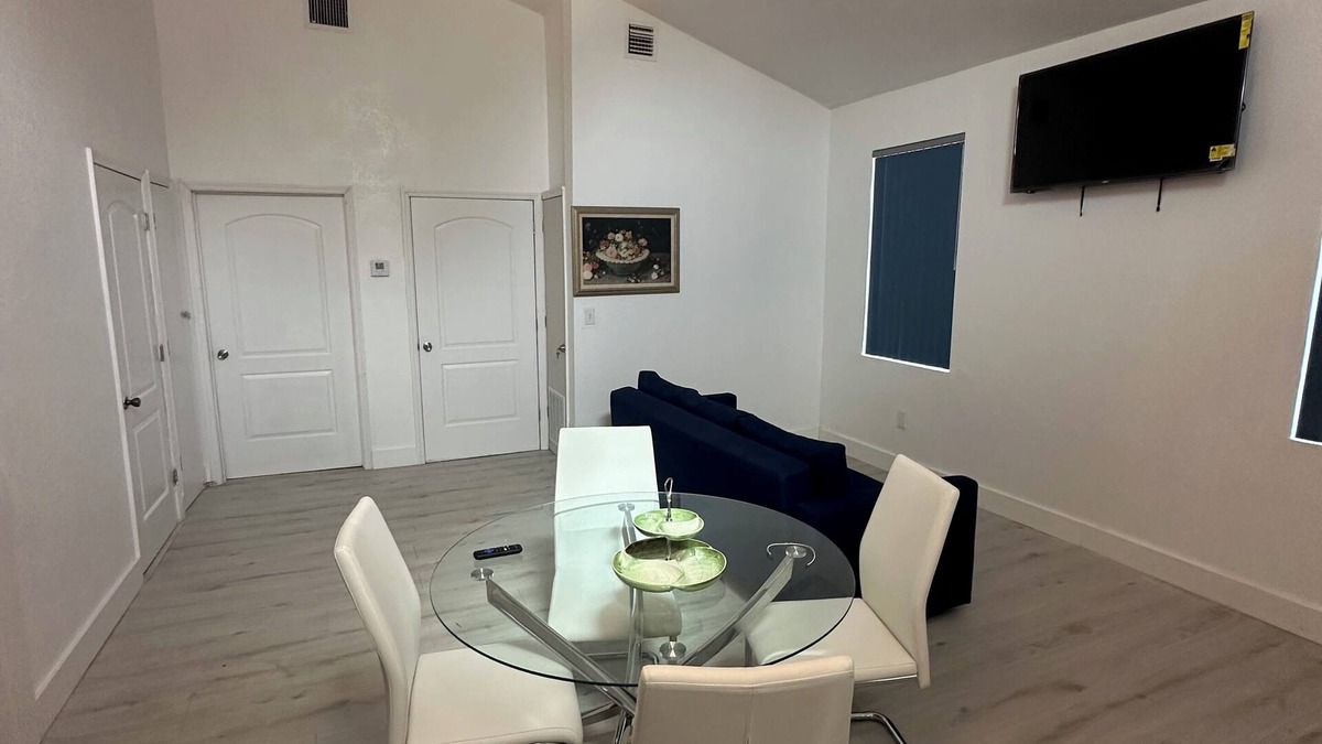 Golden Glades House | Newly Built House In The HEART OF MIAMI! FREE PARKING, POOL, WIFI, A/C & SAFE.