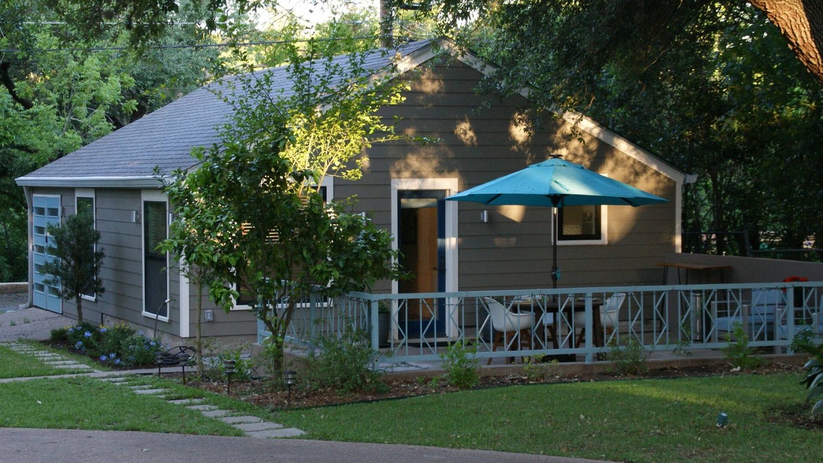 Allandale House | Newly built, International Modern Guest Home w/laundry & gym in Central Austin