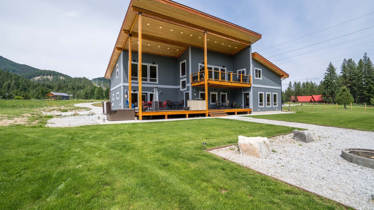 Leavenworth Cabin | Newly built lodge on the river, dog friendly cabin, sleeps up to 10 guests